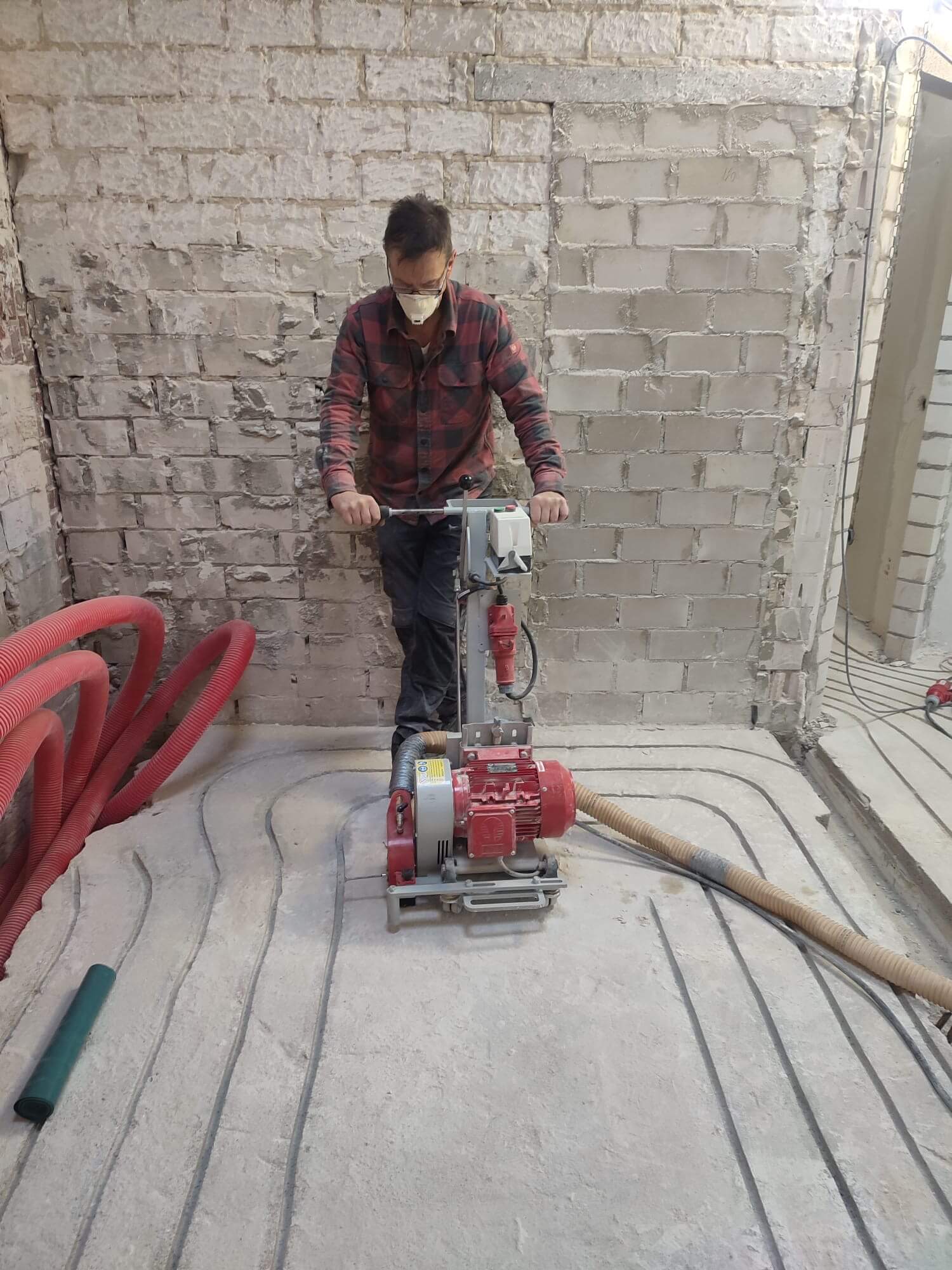 Helge Felka bei der Arbeit mit einer Fräsmaschine und Absaugung